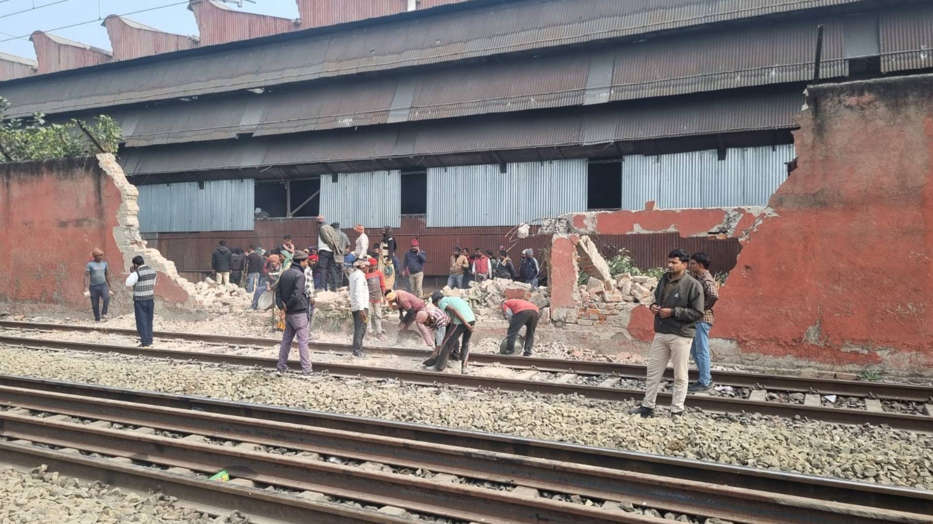 Bihar News Goods train derailed in jamalpur bihar passenger train saved by driver