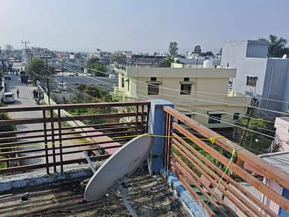 Dehradun: छत से प्रत्याशी का बैनर उतारते समय 33 केवी लाइन की चपेट में आया युवक, मौके पर हुई मौत Dehradun News Youth Died due to electric Current by 33 KV line While taking down candidate's banner