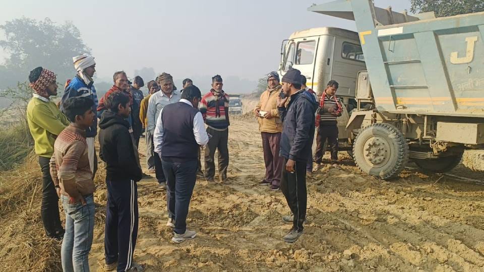workers of Ganga Expressway stole soil of Chak Road In Raebareli villagers stopped dumper and JCB