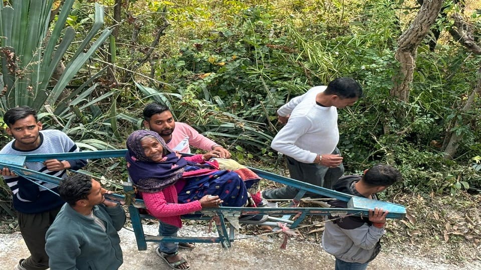 Nikay Chunav: Reached polling station on dolly, stretcher, wheel chair and sitting on shoulders in bageshwar
