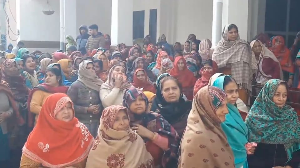 Sunil kumar martyrdom: crowds gathered to bid final salute to the inspector son lit the funeral pyre