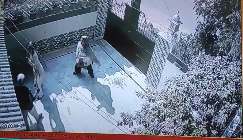 father-in-law beat daughter-in-law, in return granddaughter beat grandfather In a property dispute