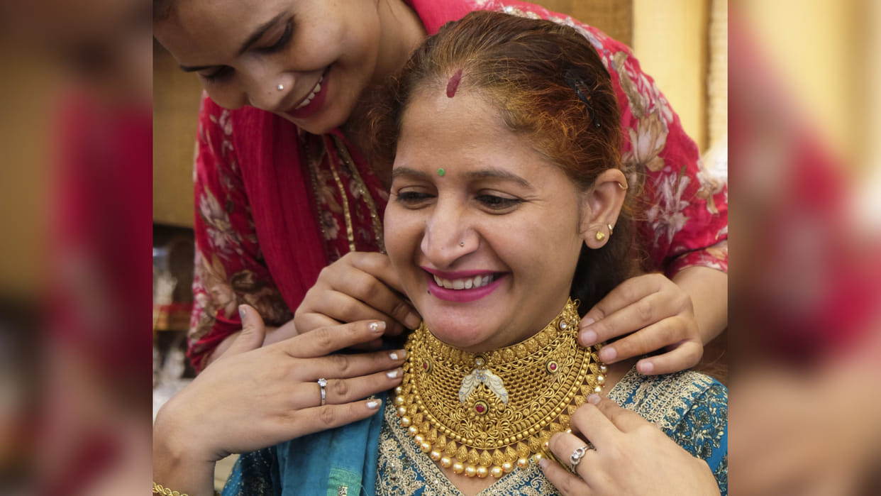 Due to the rise in gold prices, the market is sluggish, people are only shopping for weddings