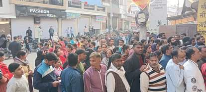 Nikay Chunav: हरिद्वार में मतदान केंद्रों के बाहर भिड़े प्रत्याशियों के समर्थक, पुलिस ने फटकारी लाठियां Uttarakhand Nikay Chunav Supporters candidates clashed former CM name was not included in voter list