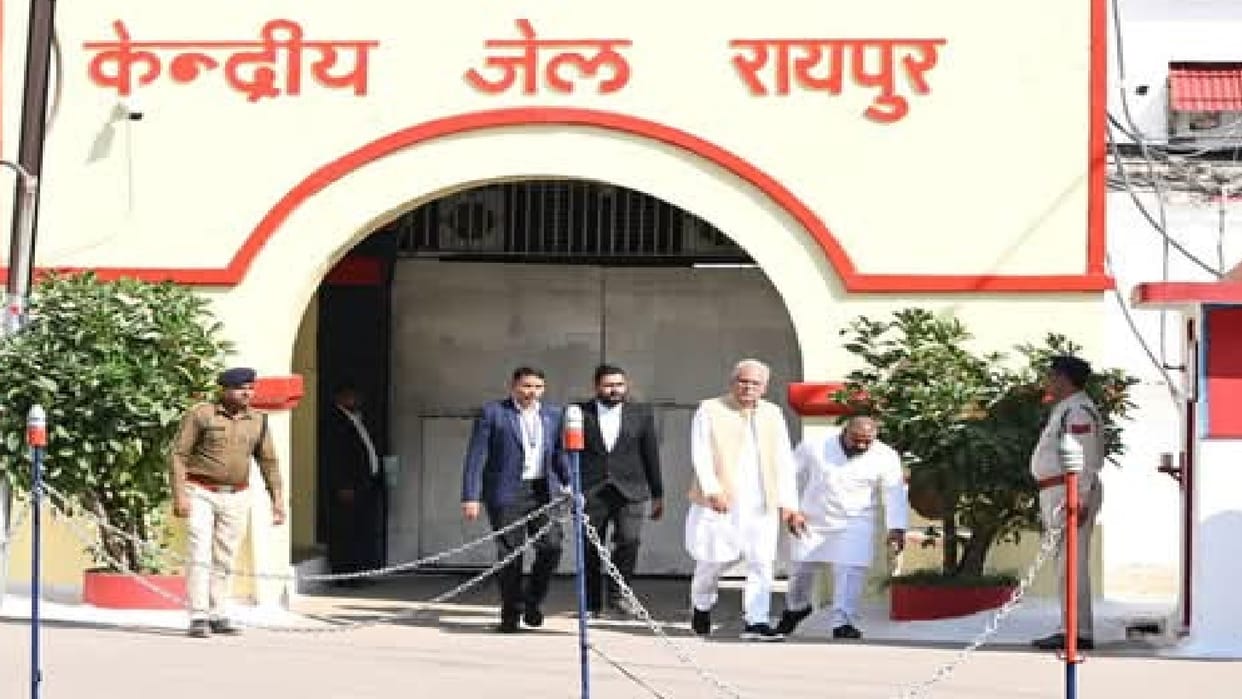 Former CM Baghel reached Raipur Central Jail and met Kawasi Lakhma and Devendra Yadav who were lodged in jail