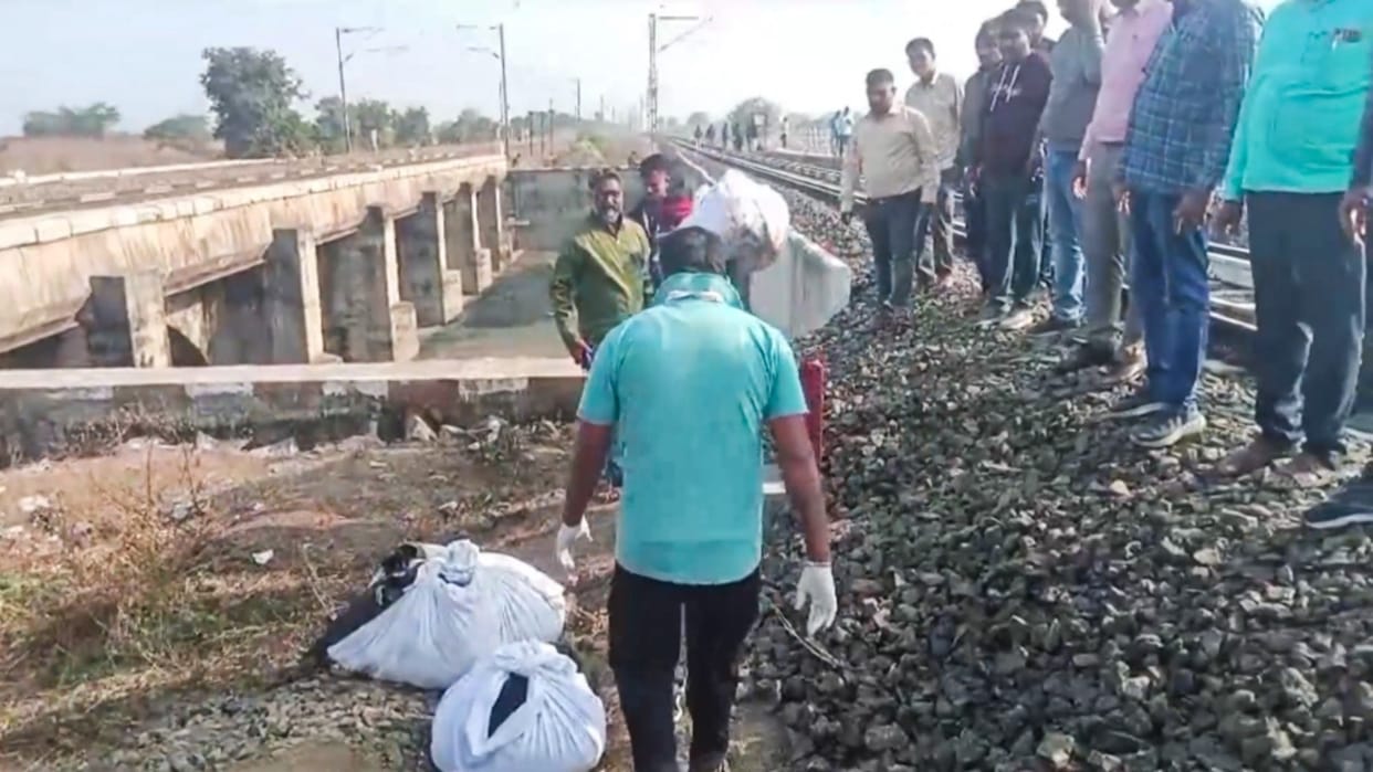 Jalgaon Train Accident: Two people from Bahraich and one from Gonda died, 10 dead identified.