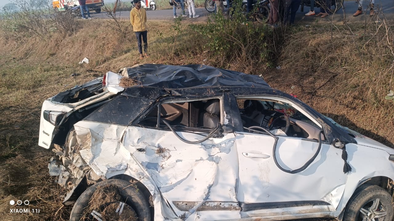 UP Accident in Orai needle of car speed meter was found stuck at 110 Car hit a tree and fell into a ditch