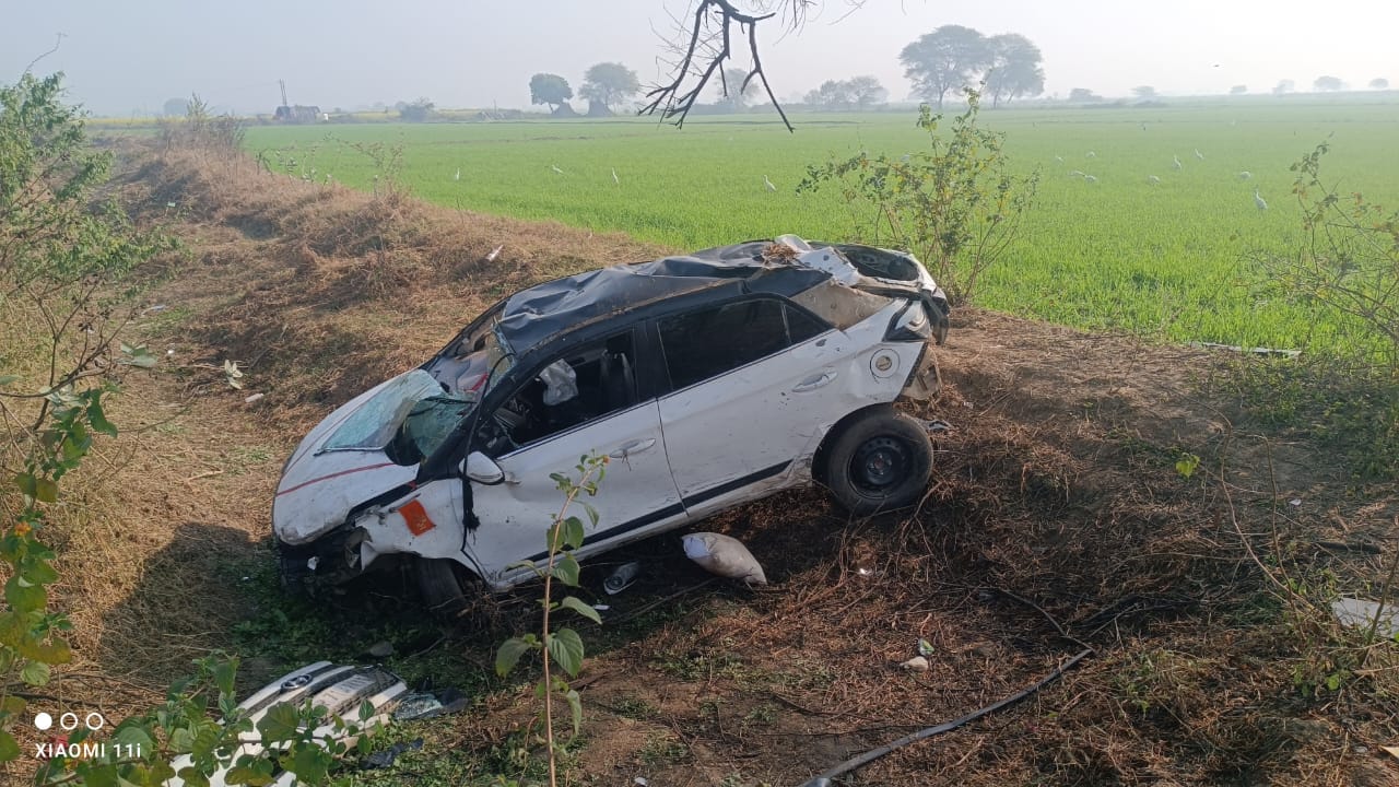 UP Accident in Orai needle of car speed meter was found stuck at 110 Car hit a tree and fell into a ditch