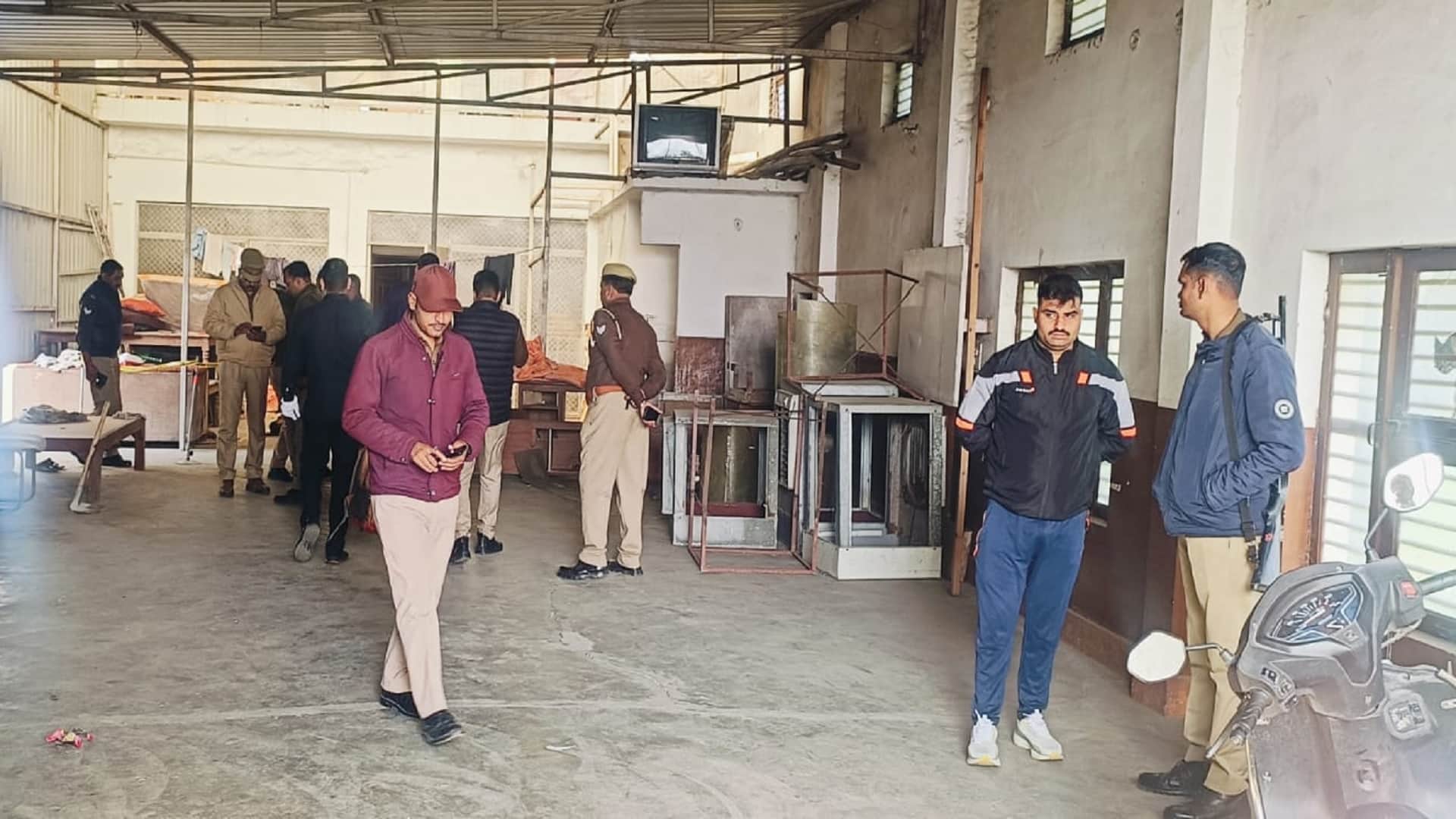 Servant had killed retired ADM In Kasganj Police arrested murder accused was stealing in guest house