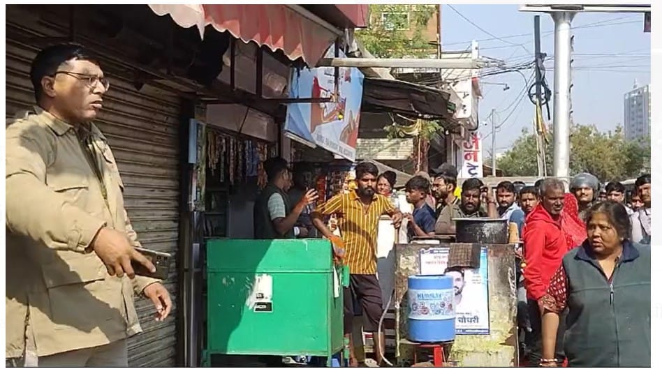 मौके पर जमा भीड़