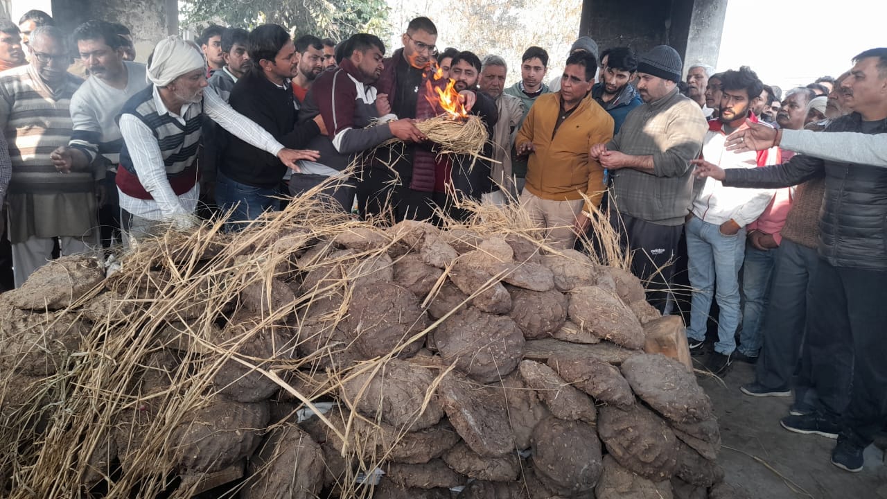 Sunil kumar martyrdom: crowds gathered to bid final salute to the inspector son lit the funeral pyre