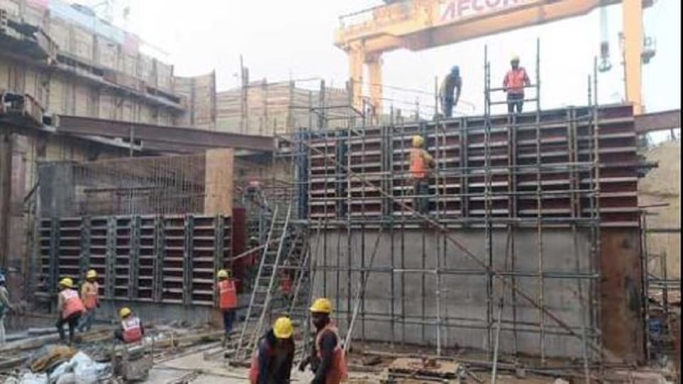 Agra Metro Traffic Arrangement On Mg Road one Side Closed Barricading Will Be Done