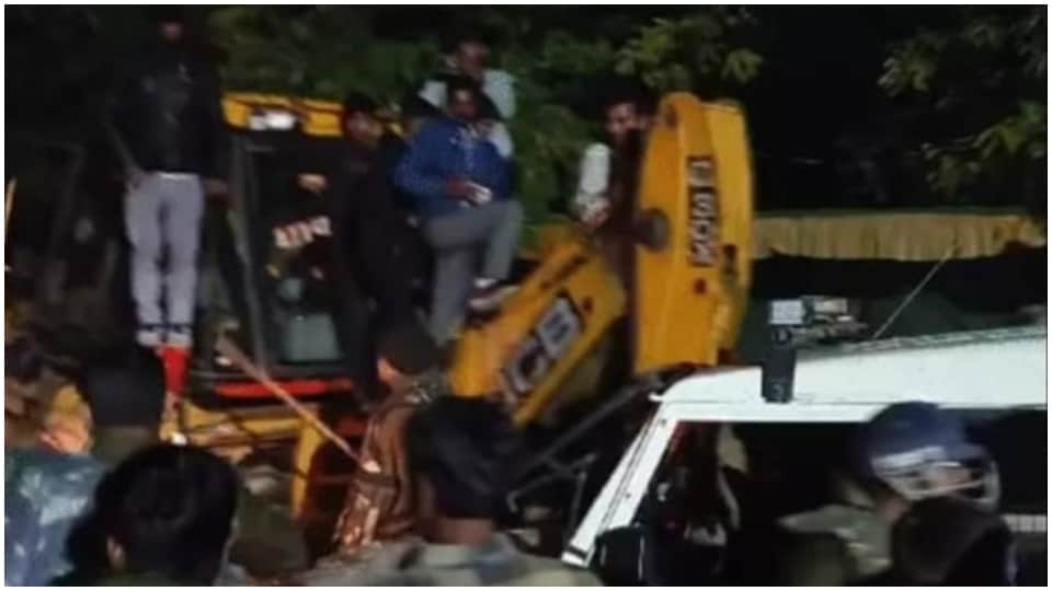 MP Police Attacked by Villagers During Raid in Neemuch Clash Over Drug Case Investigation news in Hindi