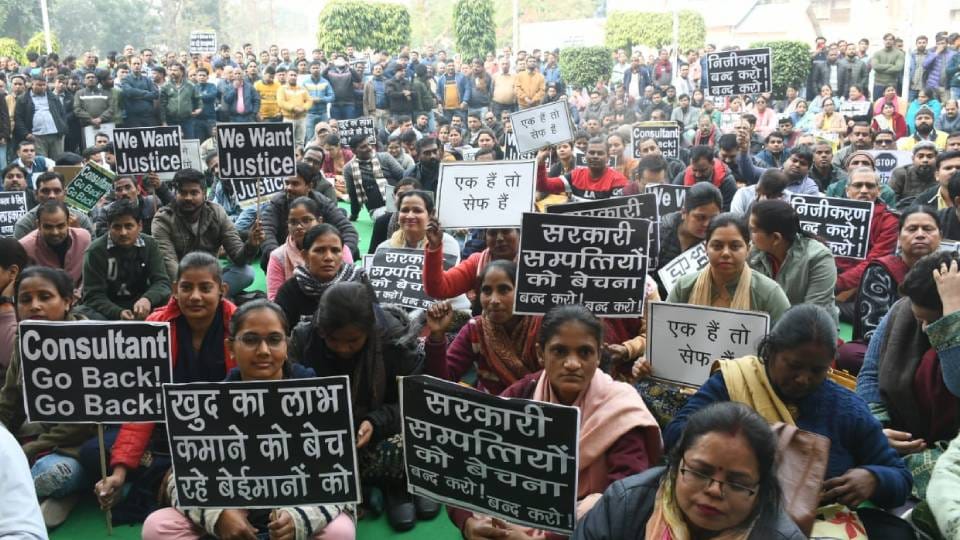 Electricity workers protested against privatization at Shakti Bhawan in Lucknow raised slogans