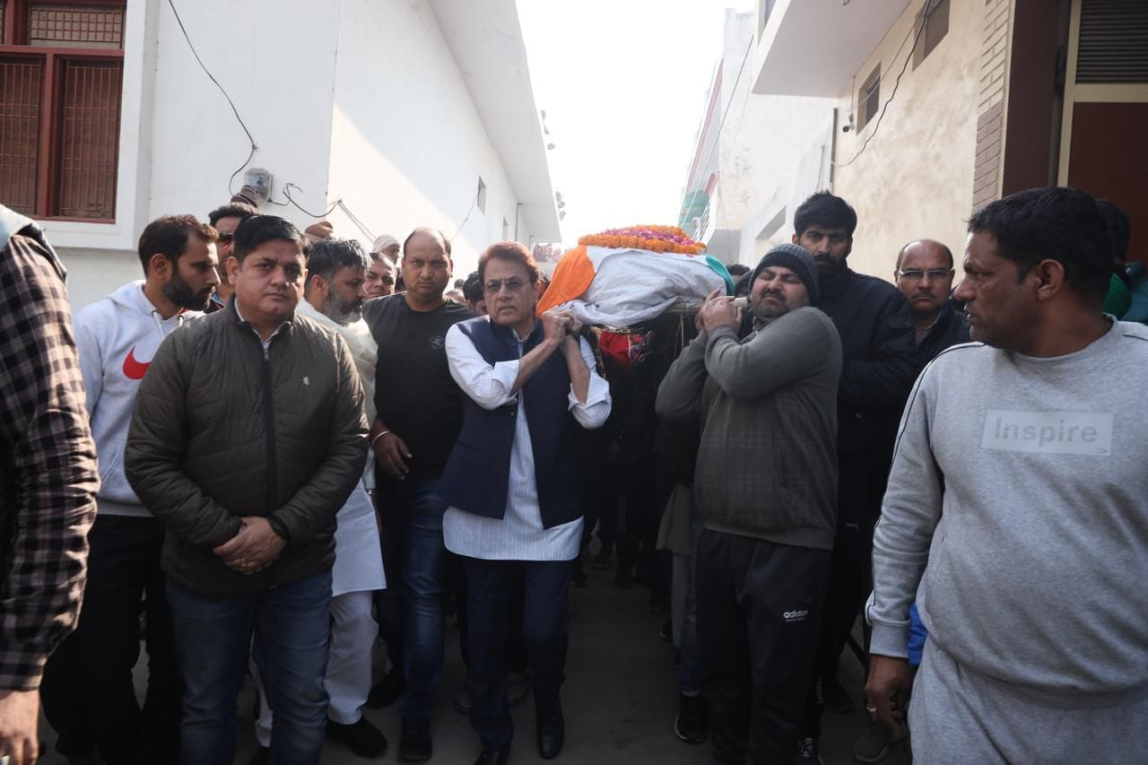 Sunil kumar martyrdom: crowds gathered to bid final salute to the inspector son lit the funeral pyre