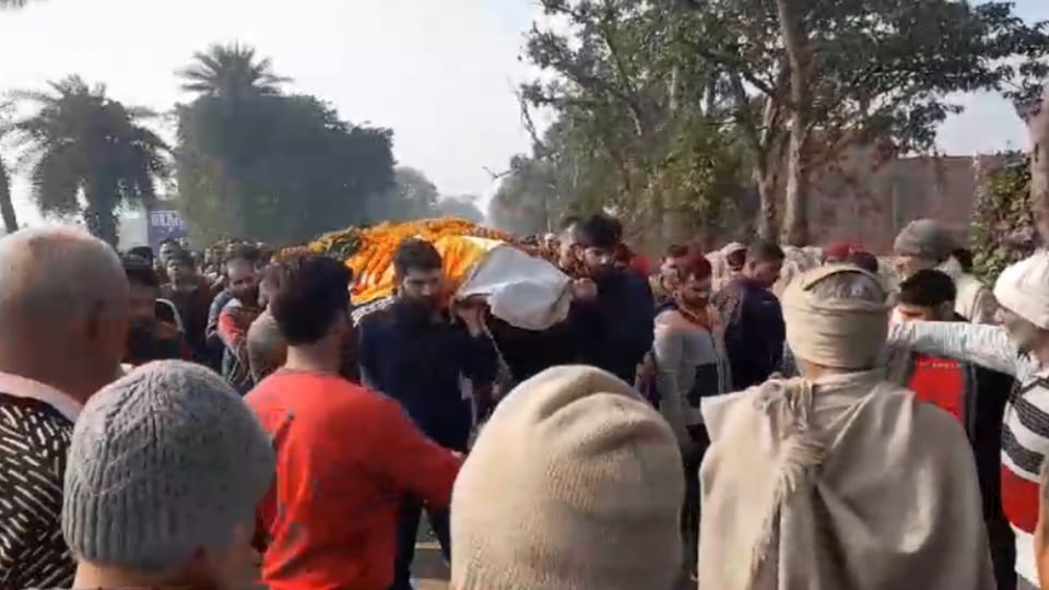 Sunil kumar martyrdom: crowds gathered to bid final salute to the inspector son lit the funeral pyre