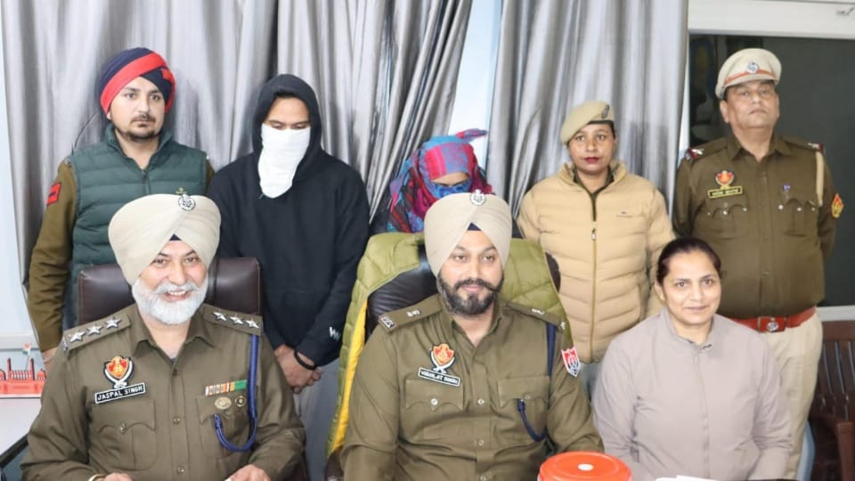 daughter-in-law staged robbery to grab rs 4 lakhs from father-in-law in Amritsar