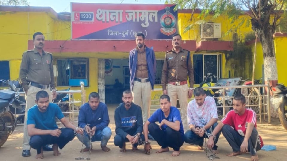 पुलिस की गिरफ्त में आरोपी