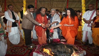 Mahakumbh: Governor Anandi Ben reached Mahakumbh, took blessings from Morari Bapu and other saints.