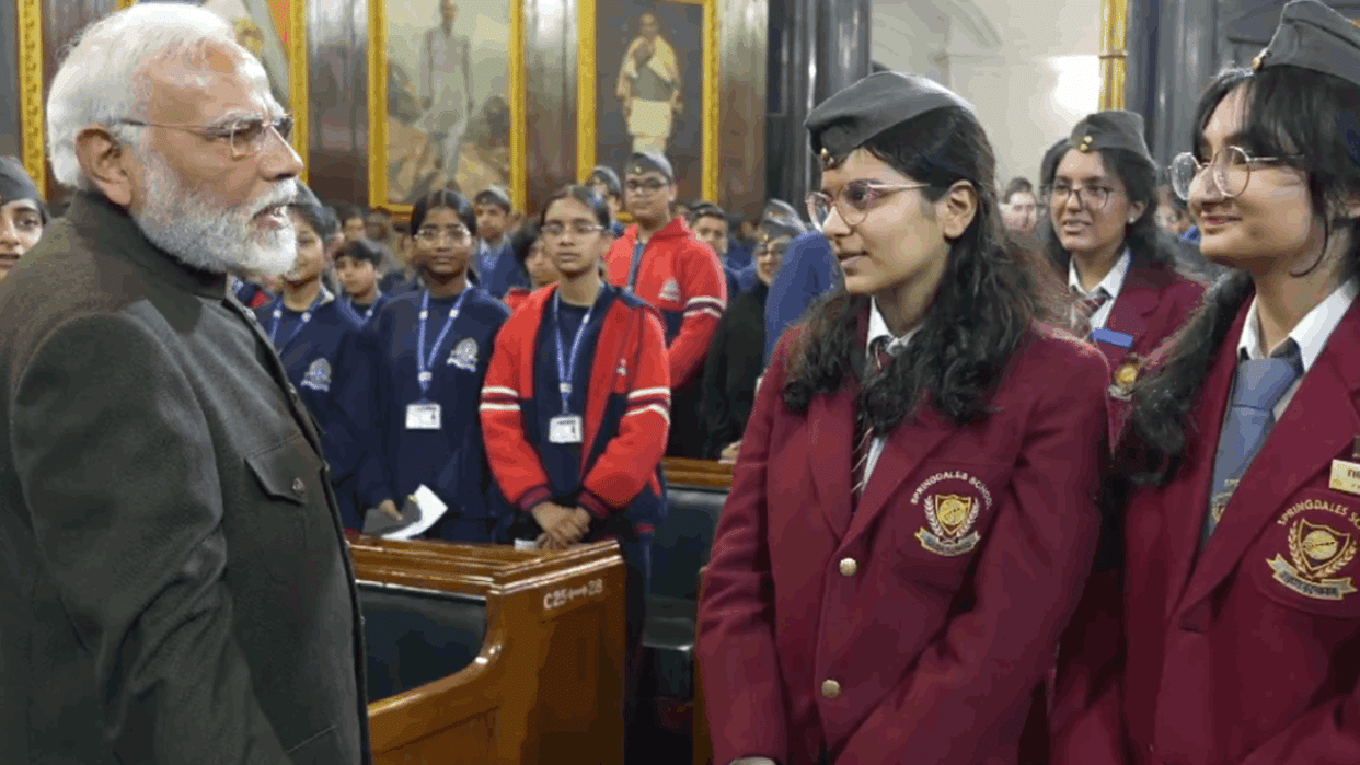PM Modi interact with students and said 1200 electric buses of central government are running Delhi
