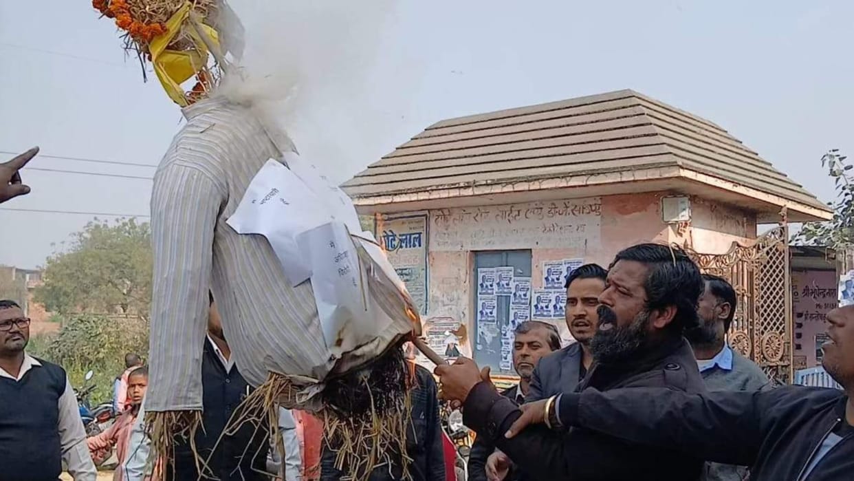 effigy of BJP MLA burnt case filed against 200 people in chandauli lawyers expressed displeasure
