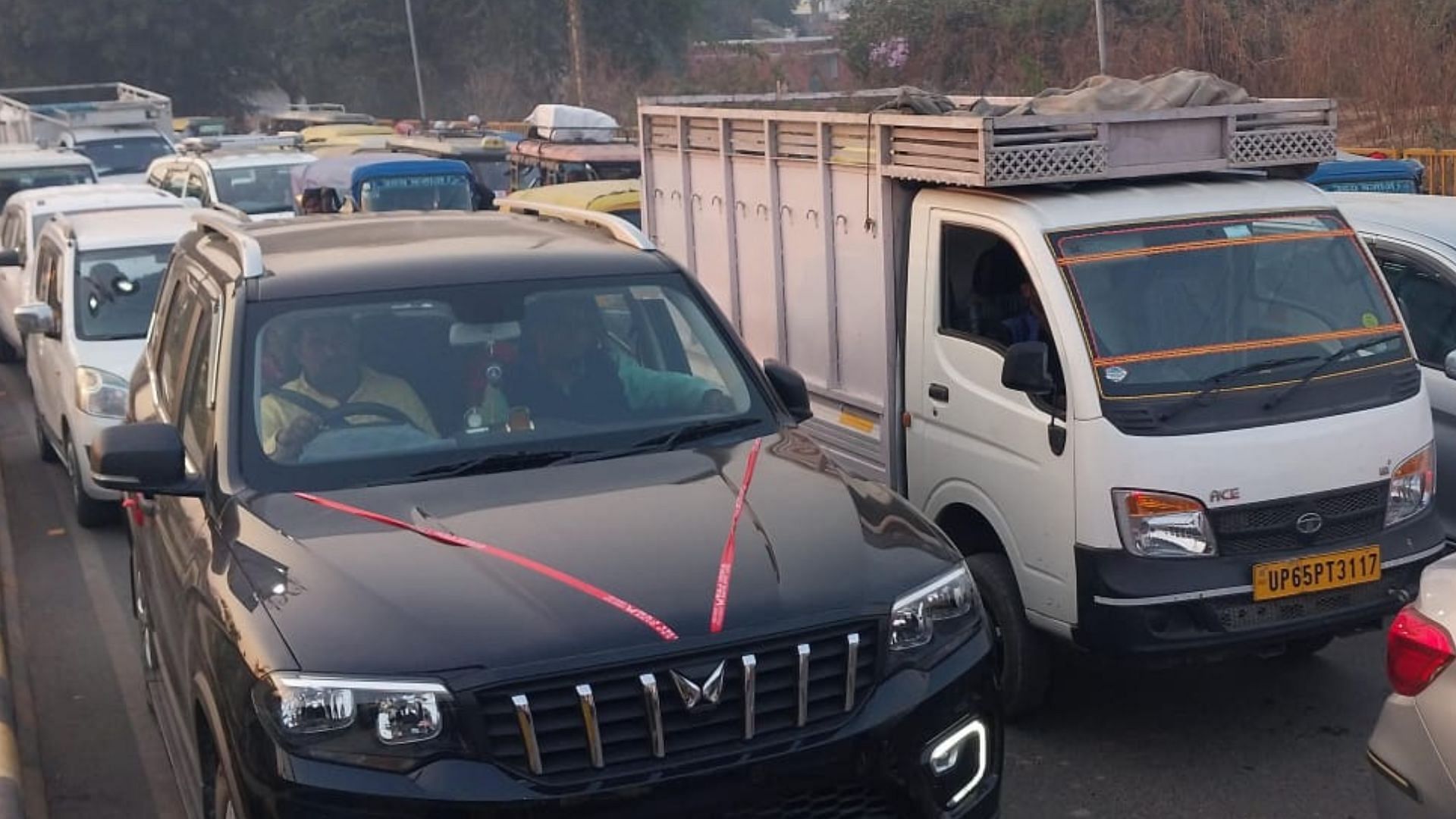 Traffic on Rajghat bridge Vehicles crawling from Bhadau Chungi to Padav police provided relief