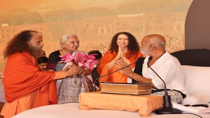 Mahakumbh: Governor Anandi Ben reached Mahakumbh, took blessings from Morari Bapu and other saints.