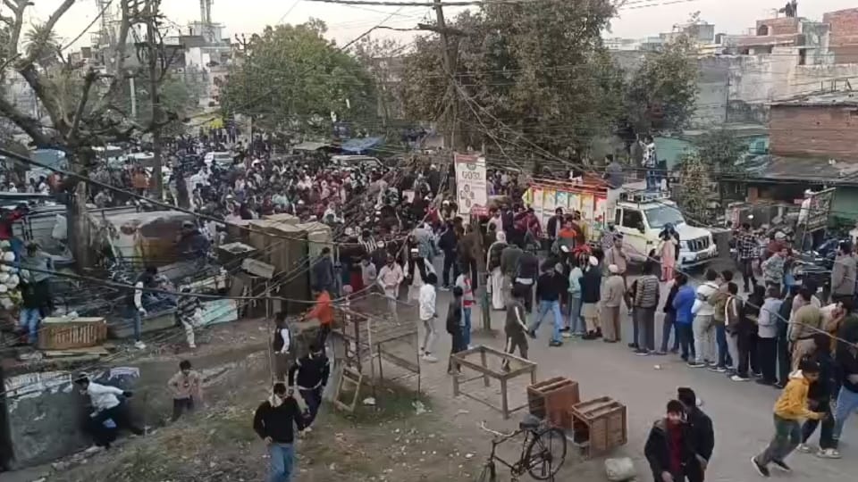 Uttarakhand Nikay Chunav 2025 Ruckus in Roorkee over stopping of voting policelathi charge