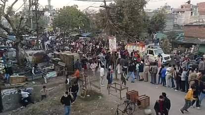 Nikay Chunav: रुड़की में मतदान बंद करने को लेकर बवाल, पुलिस ने फटकारी लाठियां, भगदड़ में कई घायल Uttarakhand Nikay Chunav 2025 Ruckus in Roorkee over stopping of voting policelathi charge