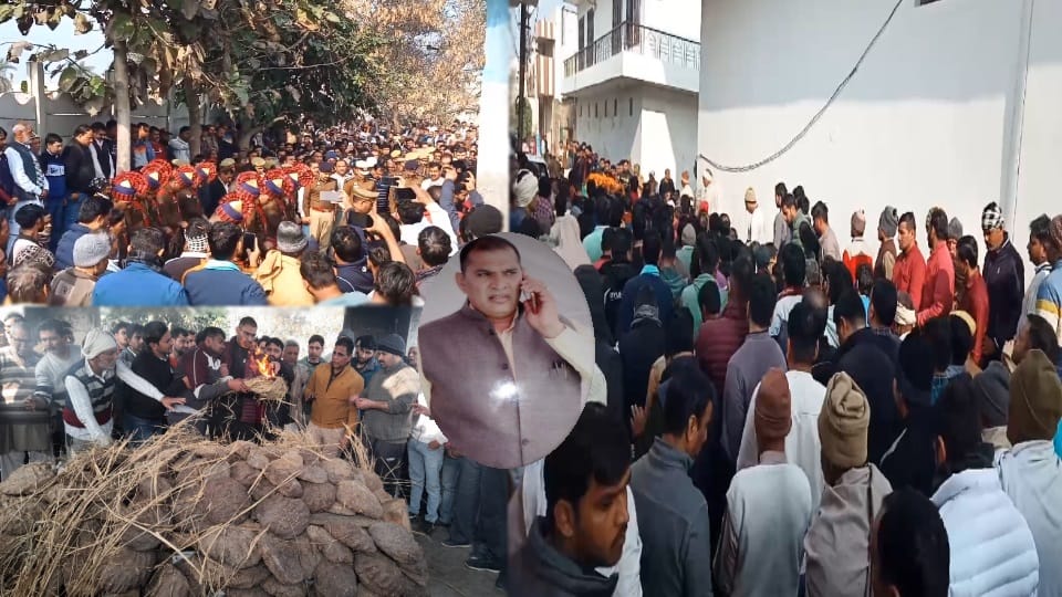 Sunil kumar martyrdom: crowds gathered to bid final salute to the inspector son lit the funeral pyre