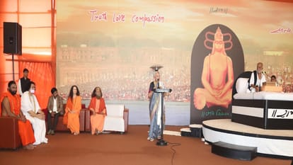 Mahakumbh: Governor Anandi Ben reached Mahakumbh, took blessings from Morari Bapu and other saints.