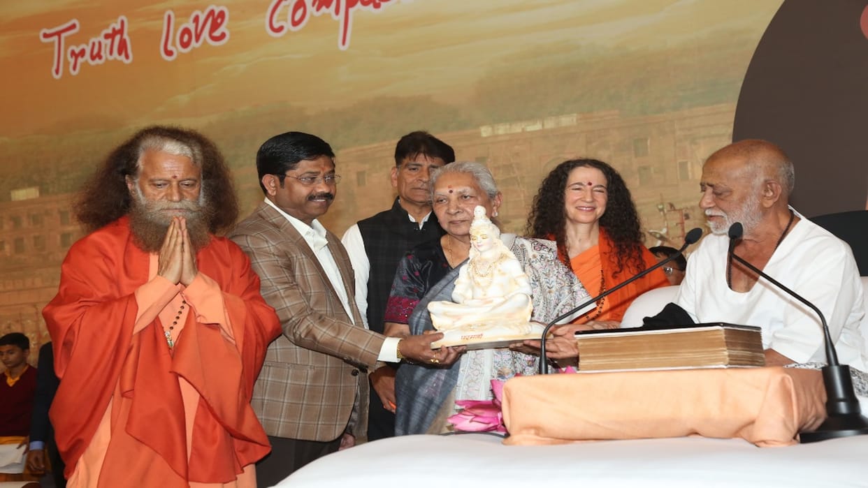Mahakumbh: Governor Anandi Ben reached Mahakumbh, took blessings from Morari Bapu and other saints.