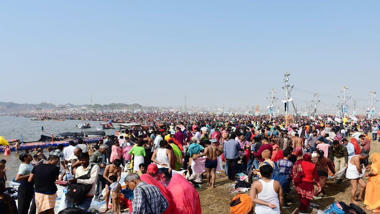 Mahakumbh Prayagraj 2025 Live Updates Devotees Sangam Ghats Snan Maha Kumbh Mela Photos Videos News in Hindi