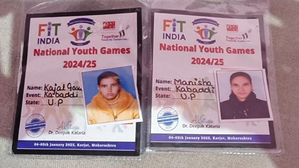 Muzaffarnagar: Controversy over using mobile... Two sisters studying in B.Sc and BA committed suicide