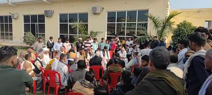 बरात में हुआ ऐसा कांड: गुस्से में दोनों दूल्हे कटार लेकर दौड़े, ये देख बिफर गईं दुल्हनें; तोड़ दी शादी grooms ran with daggers in anger seeing this brides got furious broke wedding