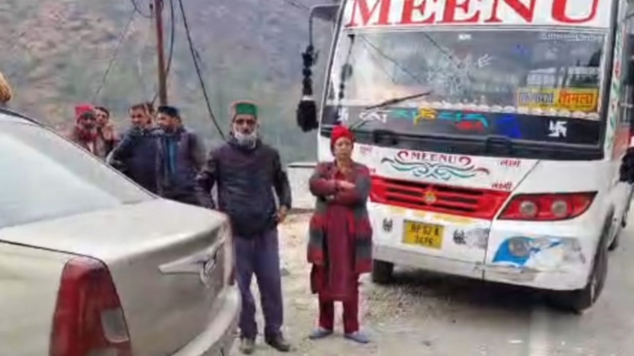 Himachal News Driver felt dizzy bus collided with two vehicles rampur
