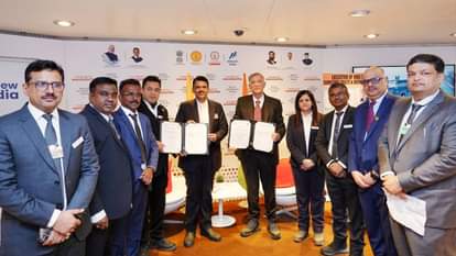 दावोस में एमओयू हस्ताक्षर के बाद अधिकारियों के साथ महाराष्ट्र सीएम देवेंद्र फडणवीस