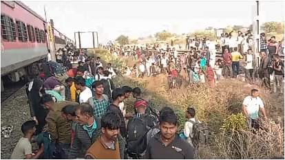 Jalgaon Train Accident Photos Rumors on the Train Claims 13 Lives News in Hindi