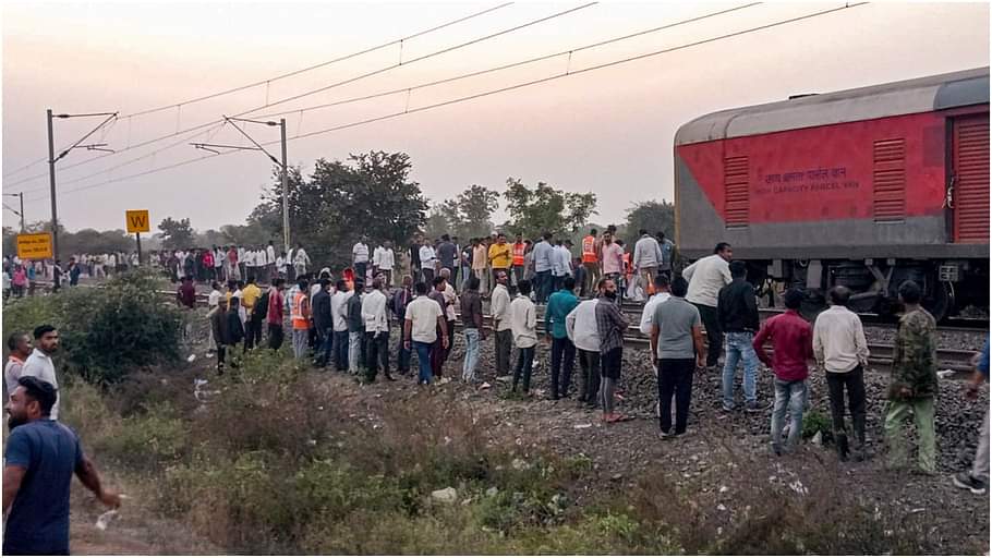 Jalgaon Train Accident Photos Rumors on the Train Claims 13 Lives News in Hindi