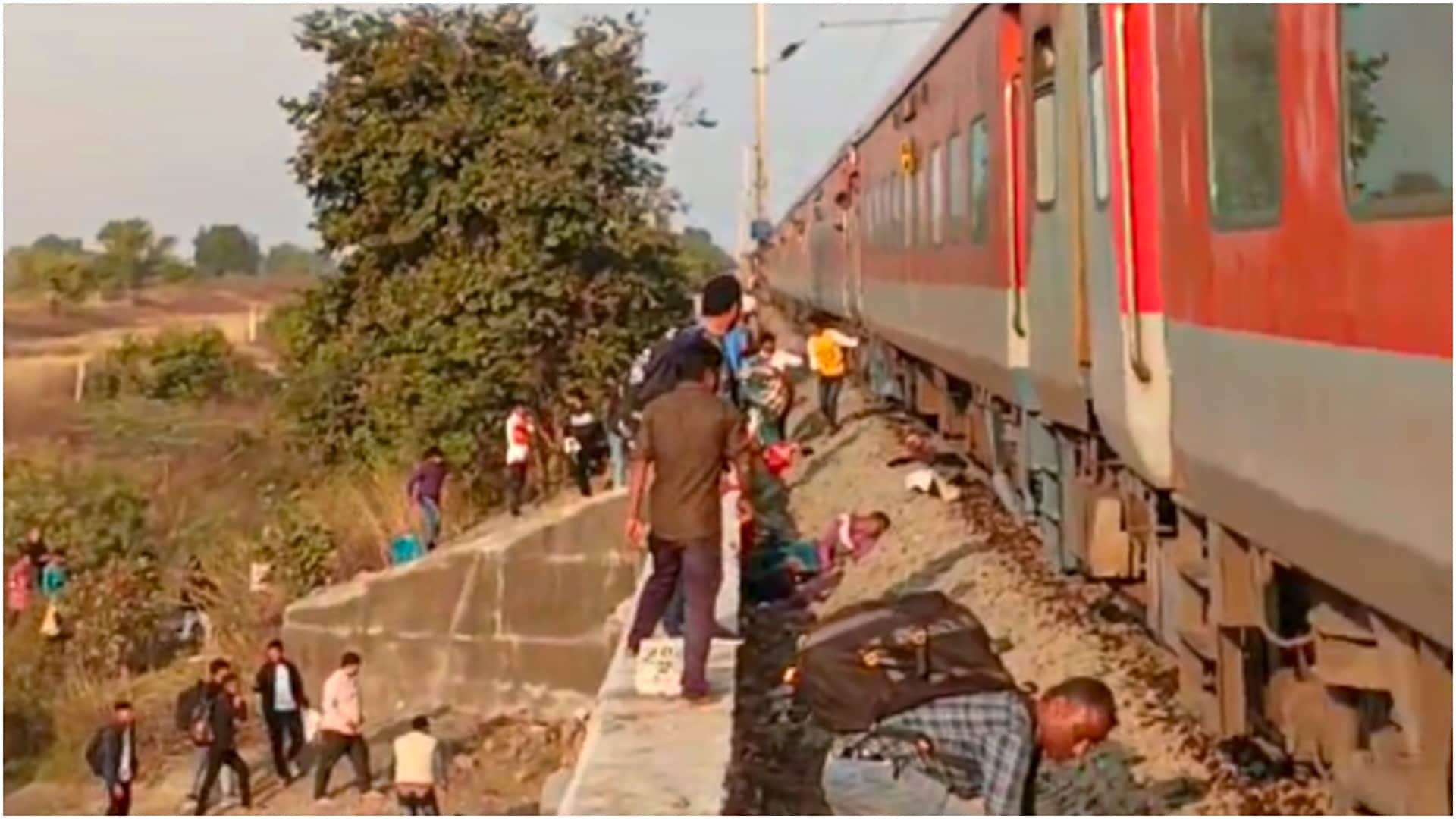 Jalgaon Train Accident Photos Rumors on the Train Claims 13 Lives News in Hindi