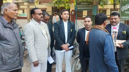 वाराणसी कोर्ट में परिवाद दाखिल करने के बाद अधिवक्ता।