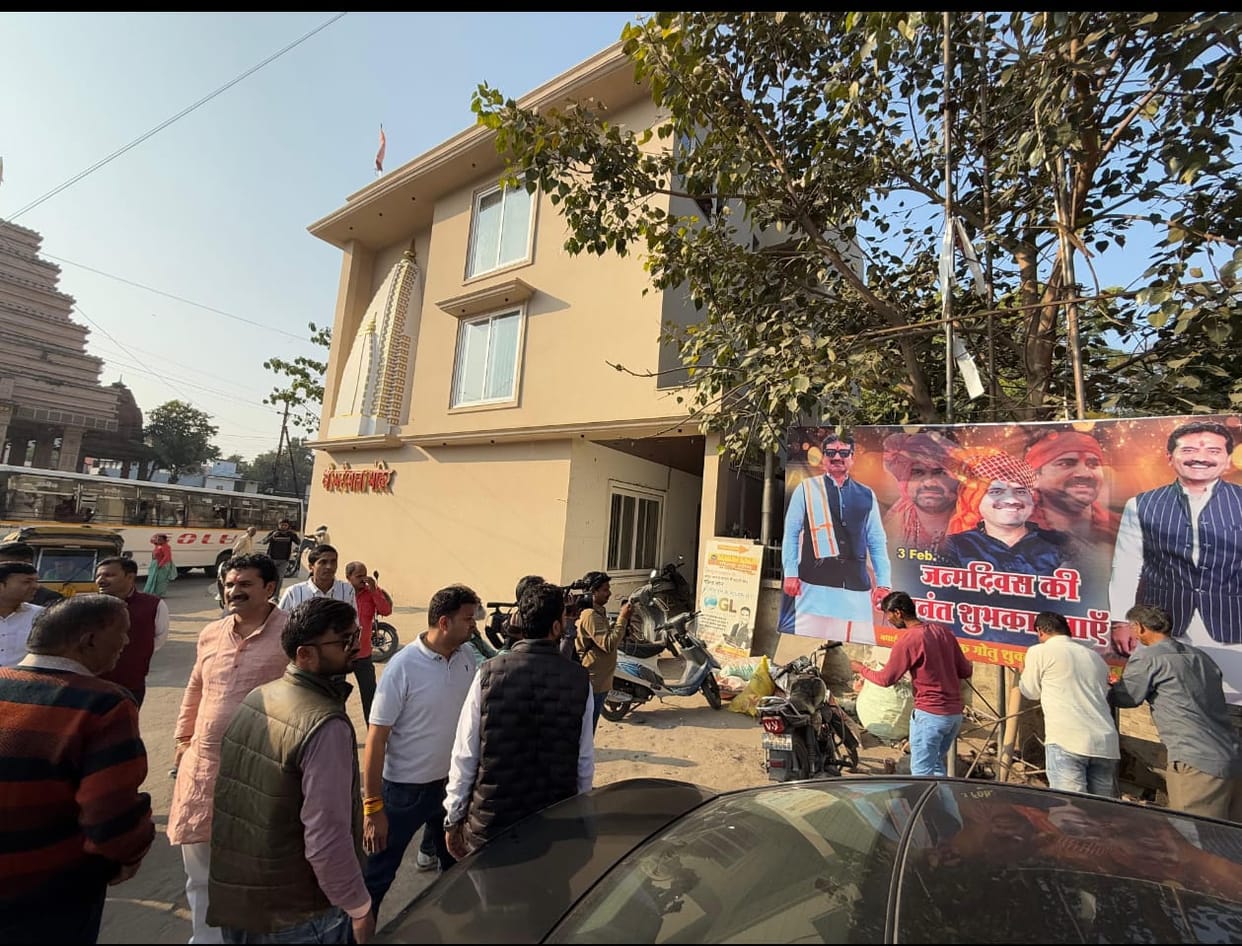 Indore News: The MLA has given up on birthday hoardings, he himself stood at the intersection and got the hoar