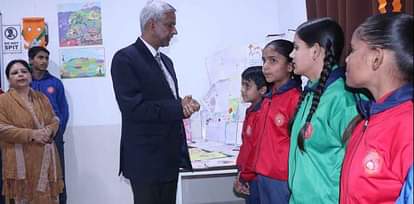 Agra: अटल आवासीय विद्यालय पहुंचे मंडलायुक्त, बच्चों से पूछा क्या बनना चाहते हो...जवाब सुन हुए गदगद Divisional Commissioner reached Atal Residential School become thrilled to hear children answer