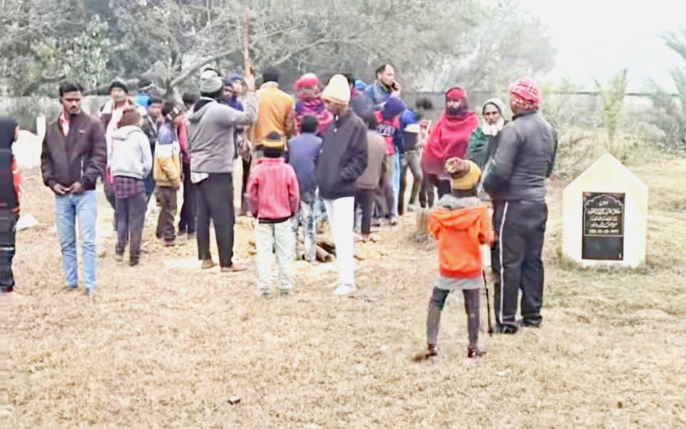 घटना के बाद कब्रिस्तान में लगी भीड़।