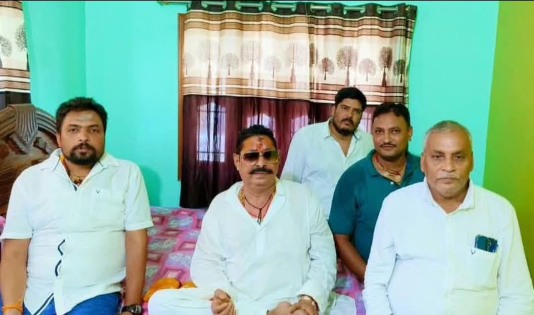 अनंत सिंह की दायीं ओर सोनू है और बायीं ओर नीले शर्ट में मोनू बैठा हुआ है। (फाइल)