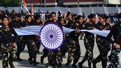फुल ड्रेस रिहर्सल के दौरान स्कूली बच्चे।