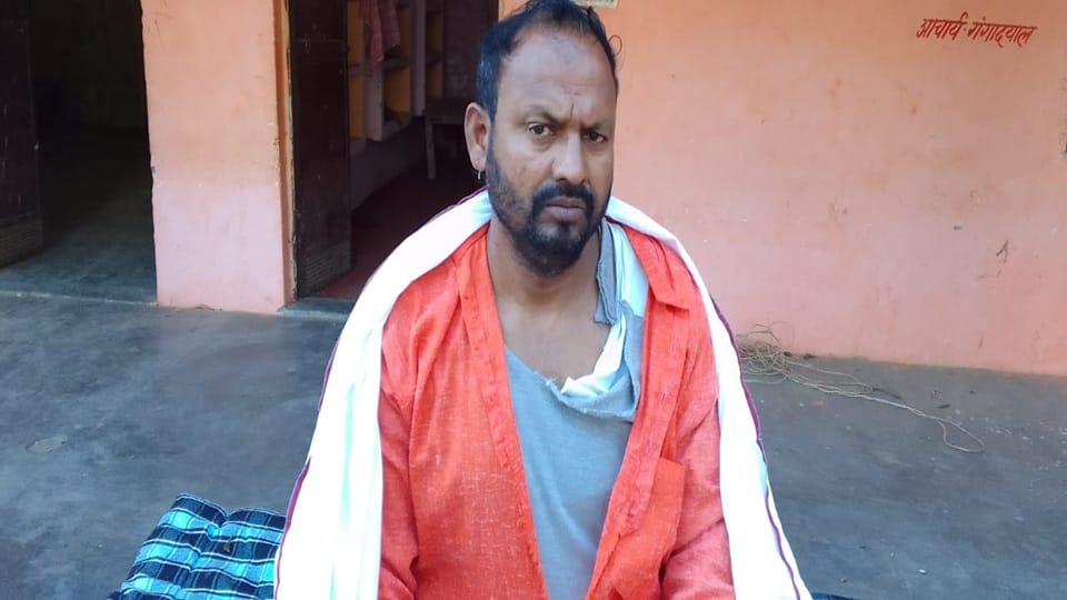 Miscreants beat up Gurukul Acharya, tied his hands and legs