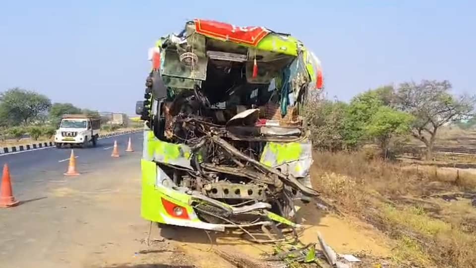 bus collided with a truck parked on the roadside one girl died 19 people were injured in Mahasamund