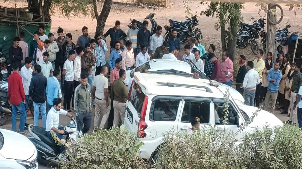 कलेक्टर को मारी टक्कर