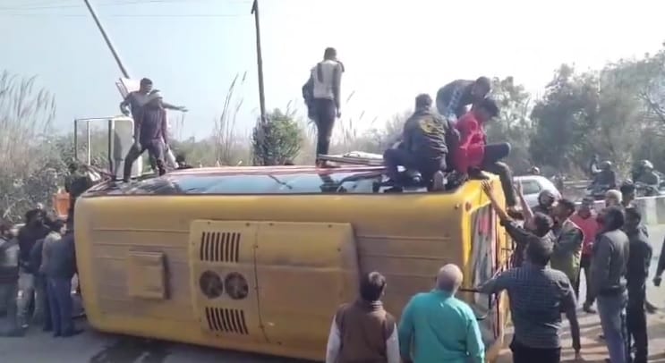 Kanpur Accident School bus overturned due to drivers negligence many children and teachers injured